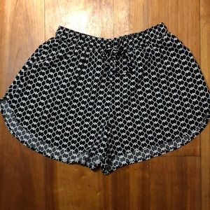 FLOWY LUSH BLACK AND WHITE PRINTED SHORTS